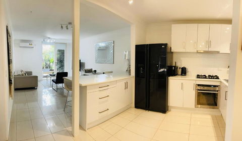 D101 Charming Apartment- Free Parking - Tourism Cairns 4