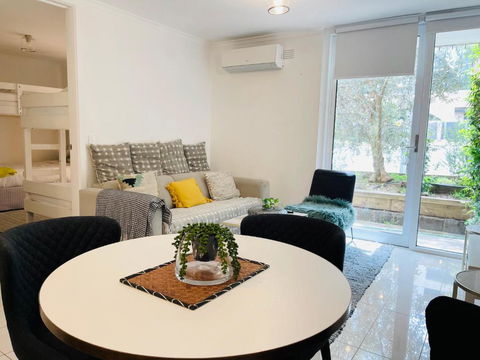 D101 Charming Apartment- Free Parking - Tourism Cairns 0