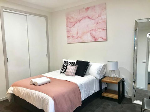 D112 Braybrook Central Stay-Great Getaway - Tourism Cairns 0