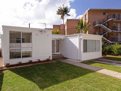 3 Lillian Street - Fantastic House So Close To The Water - Tourism Cairns 0