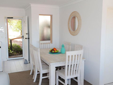 4 'Frangipani' 30 Leonard Avenue - Spacious Townhouse - Tourism Cairns 2