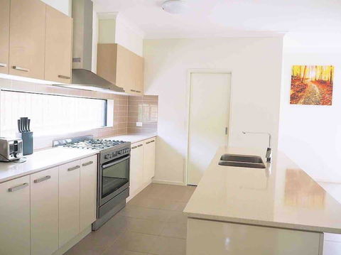 4 Bed 2 And A Half Bath Luxury Villa In Point Cook - Tourism Cairns 2