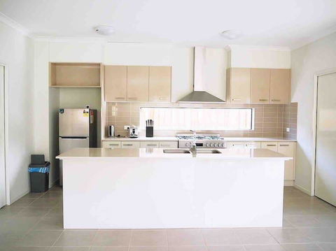 4 Bed 2 And A Half Bath Luxury Villa In Point Cook - Tourism Cairns 1