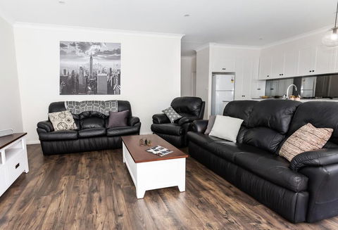 4 Bedroom Inner City Townhouse - SLEEPS 9 !! - Tourism Cairns 0