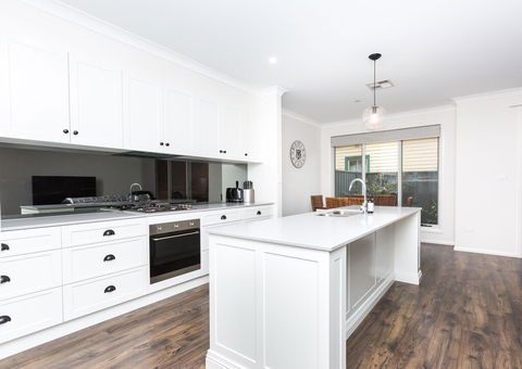 4 Bedroom Inner City Townhouse - SLEEPS 9 !! - Tourism Cairns 1