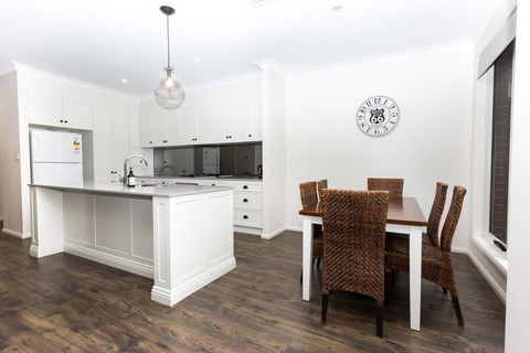 4 Bedroom Inner City Townhouse - SLEEPS 9 !! - Tourism Cairns 3