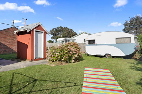 4 MONTROSE AVE - Retro Home In The Heart Of Town - Tourism Cairns 3