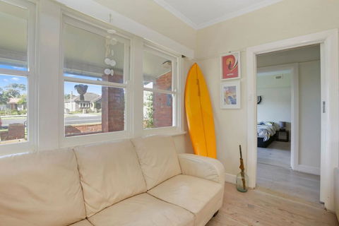 4 MONTROSE AVE - Retro Home In The Heart Of Town - Tourism Cairns 1