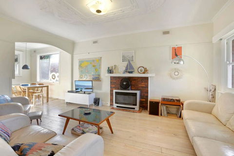 4 MONTROSE AVE - Retro Home In The Heart Of Town - Tourism Cairns 0