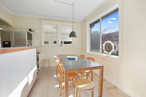 4 MONTROSE AVE - Retro Home In The Heart Of Town - Tourism Cairns 2