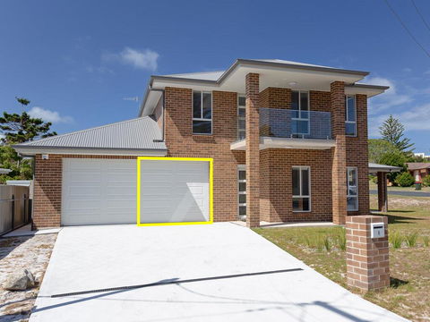 5 Bent Street - Huge House With Foxtel & Aircon - Tourism Cairns 0