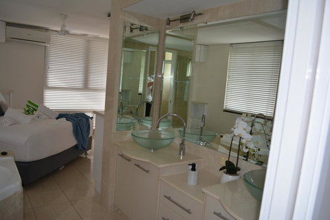 5,  Apartment On The Esplanade - Tourism Cairns 3