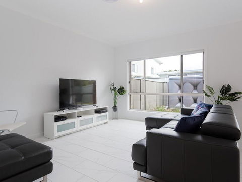 5B BENT STREET - LARGE HOUSE WITH DUCTED AIR CON, WIFI & FOXTEL - Tourism Cairns 1