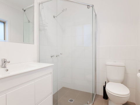 5B BENT STREET - LARGE HOUSE WITH DUCTED AIR CON, WIFI & FOXTEL - Tourism Cairns 3