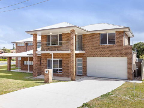 5B BENT STREET - LARGE HOUSE WITH DUCTED AIR CON, WIFI & FOXTEL - Tourism Cairns 0
