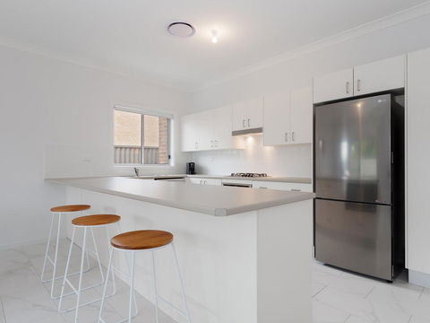 5B BENT STREET - LARGE HOUSE WITH DUCTED AIR CON, WIFI & FOXTEL - Tourism Cairns 2
