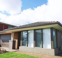 5Bed 2Bath Family House in Werribee - Tourism Cairns