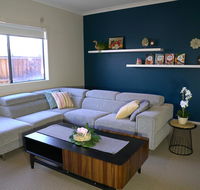 6 Bedrooms Contemporary Big House at Pakenhem - Tourism Cairns