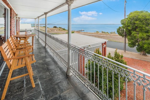 6-bed Oceanfront House With Jacuzzi, Games, Parking - Tourism Cairns 2