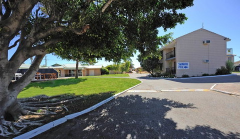 Abrolhos Reef Lodge - Tourism Cairns 2