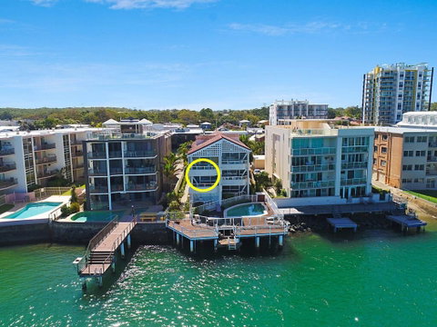 Absolute Waterfront On The Pumicestone Passage - Tourism Cairns 0