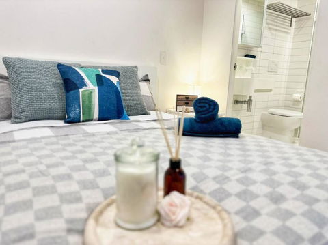 ES2410-2Bed 2Bath Vision Apt With Balcony, Pool & Gym - Tourism Cairns 0