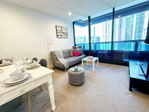 ES2410-2Bed 2Bath Vision Apt With Balcony, Pool & Gym - Tourism Cairns 4