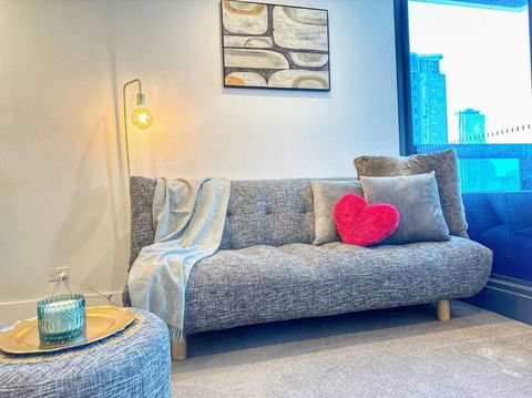 ES2410-2Bed 2Bath Vision Apt With Balcony, Pool & Gym - Tourism Cairns 1