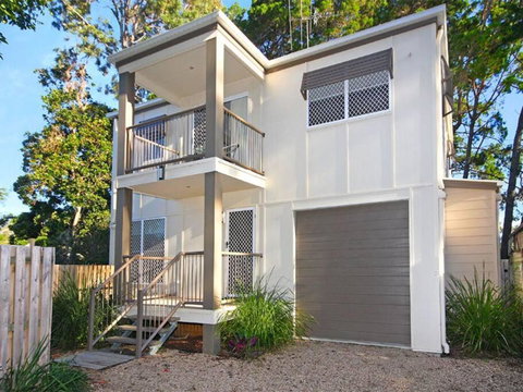 FLIP FLOP INN - Tourism Cairns 0