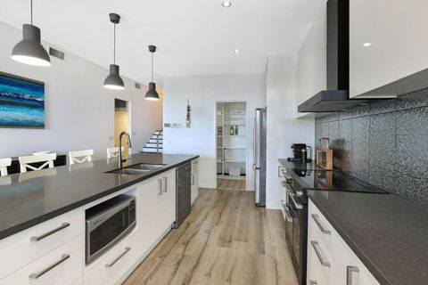 GEORGE8- THE ULTIMATE, FAMILY BEACH HOUSE! - Tourism Cairns 4