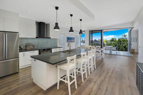 GEORGE8- THE ULTIMATE, FAMILY BEACH HOUSE! - Tourism Cairns 1
