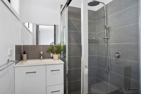 Hobart 4 Bedroom Cosy Stayz - Tourism Cairns 3