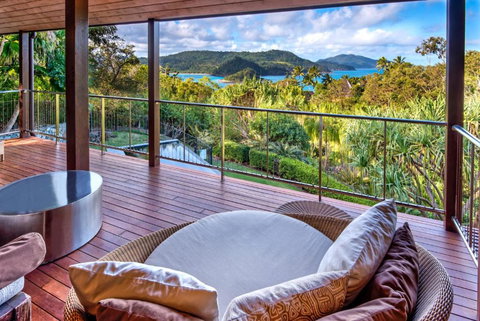 Indulge In The Lap Of Luxury, Iluka Is Your Private Ocean-view Haven On Half An Acre With Infinity Pool And Two Golf Buggies - Tourism Cairns 1