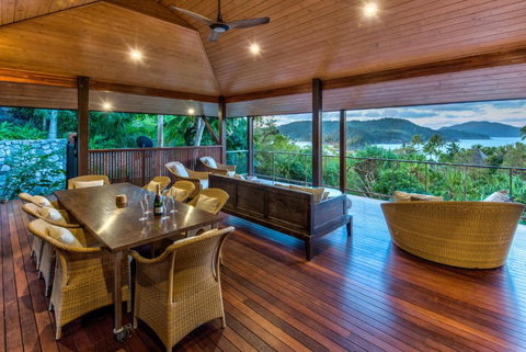 Indulge In The Lap Of Luxury, Iluka Is Your Private Ocean-view Haven On Half An Acre With Infinity Pool And Two Golf Buggies - Tourism Cairns 2