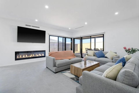 Island Family Retreat By Ready Set Stay - BYO Sheets And Towels - Tourism Cairns 2