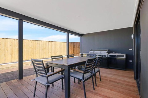 Island Family Retreat By Ready Set Stay - BYO Sheets And Towels - Tourism Cairns 3