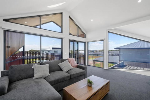 Island Family Retreat By Ready Set Stay - BYO Sheets And Towels - Tourism Cairns 1