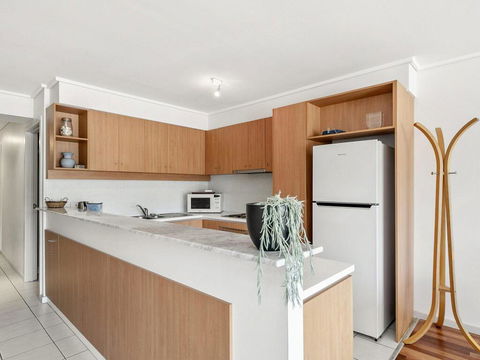 APARTMENT 23 PACIFIC APARTMENTS - Sit On The Deck And Soak In The View - Tourism Cairns 2