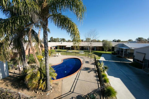 Ashleigh Court Motor Inn - Tourism Cairns 0