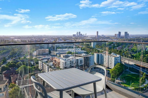 Luxury 1BR Apt With Stunning City Skyline Views - Tourism Cairns 3
