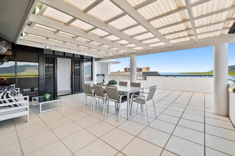 Luxury Oceanview Penthouse Cairns City - Tourism Cairns 3
