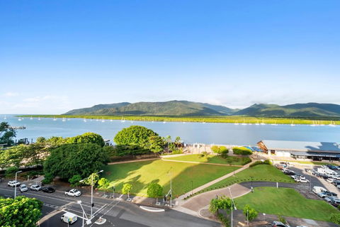 Luxury Oceanview Penthouse Cairns City - Tourism Cairns 1