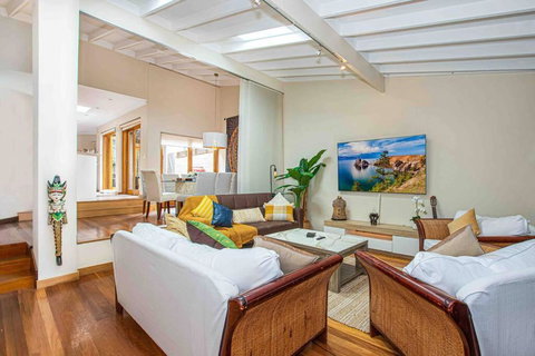 Luxury Retreat Home - 4bed House W/Parking - Mins From CBD - Tourism Cairns 0