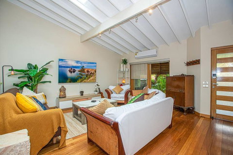 Luxury Retreat Home - 4bed House W/Parking - Mins From CBD - Tourism Cairns 2