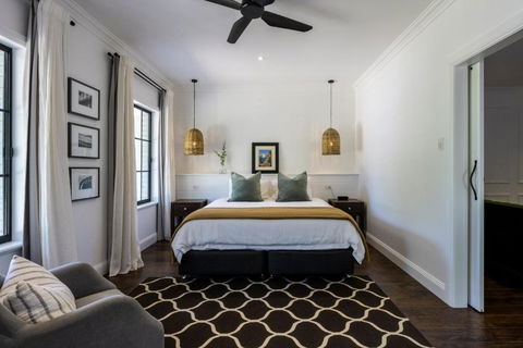 MAIN STREET RETREAT - King BRs, Comp Minibar, Breakfast Prov, Fireplaces - Tourism Cairns 1