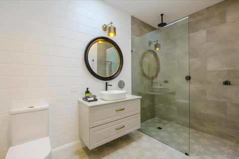 MAIN STREET RETREAT - King BRs, Comp Minibar, Breakfast Prov, Fireplaces - Tourism Cairns 2
