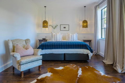 MAIN STREET RETREAT - King BRs, Comp Minibar, Breakfast Prov, Fireplaces - Tourism Cairns 0