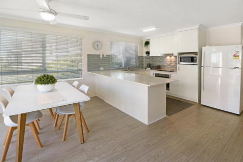 MAINSAIL8- MOOLOOLABA BEACH - Tourism Cairns 0