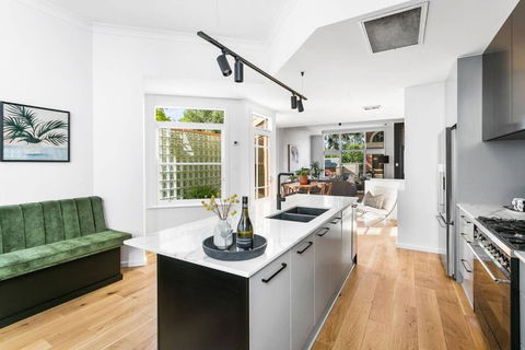 MANHATTAN STYLE 3 STORY LUXURY IN ST PETERS - Tourism Cairns 0