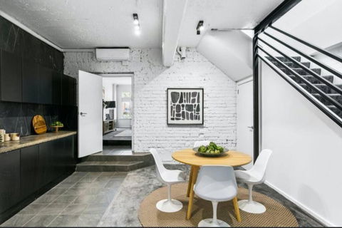 MANHATTAN STYLE 3 STORY LUXURY IN ST PETERS - Tourism Cairns 1